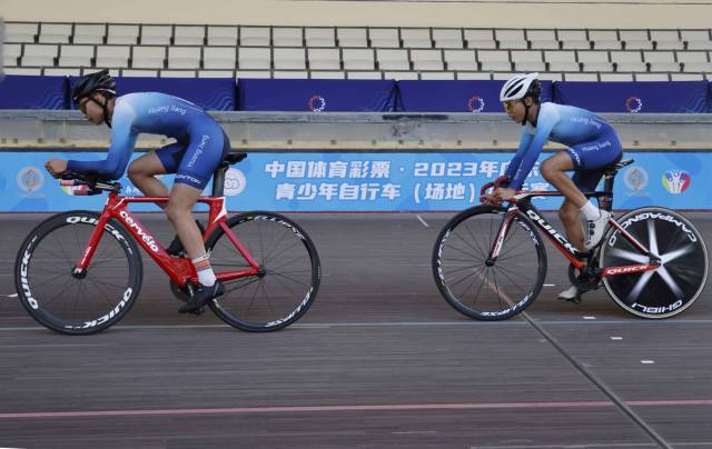 参赛选手在赛场上奋力骑行 参赛选手在赛场上奋力骑行