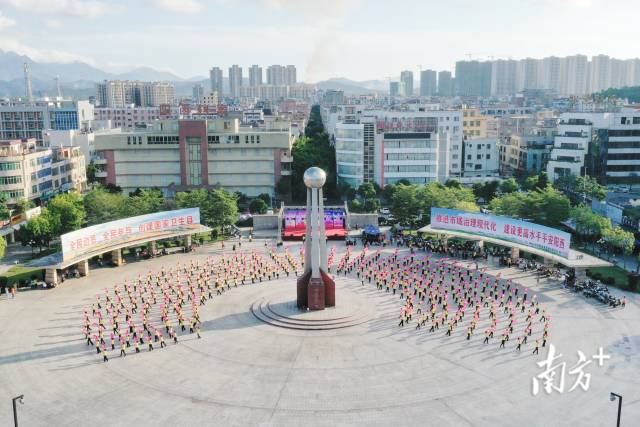 阳西23支广场舞队伍齐聚一堂。