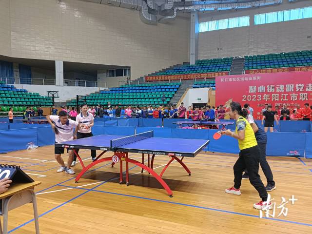 阳西县总工会代表队(左侧)在比赛中全力以赴。