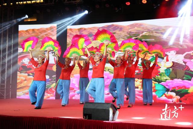 广场舞在阳西得到蓬勃开展。