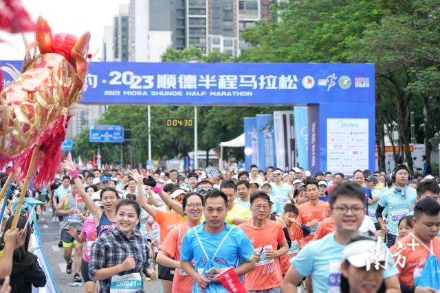 此次参加赛事的总人数达到1万人。