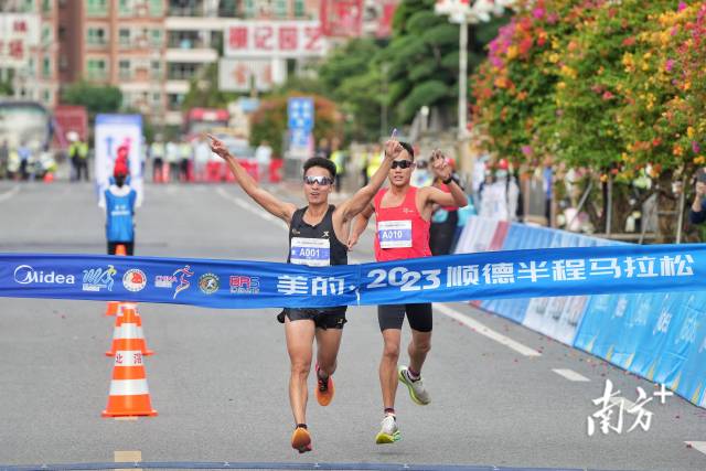 彭建华(黑色衣服)冲线现场。 彭建华(黑色衣服)冲线现场。