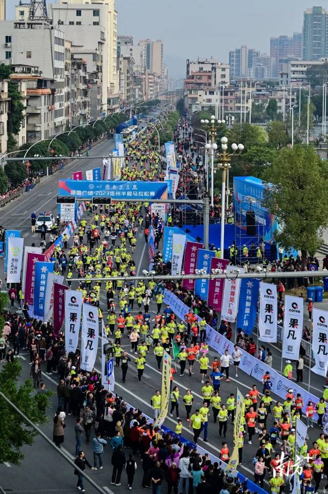 一场“连马”燃动全城。 一场“连马”燃动全城。