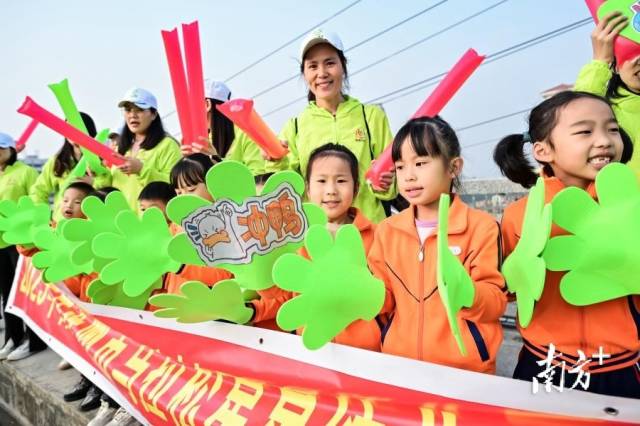 小朋友为选手加油打气。