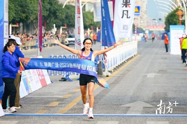 连州本土马拉松名将陈丽琴以1小时19分12秒的成绩夺得冠军。张晓欣 摄