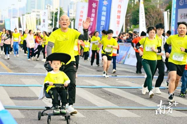 不少家长带着孩子跑马拉松,让他们从小受到体育精神的熏陶。张晓欣 摄