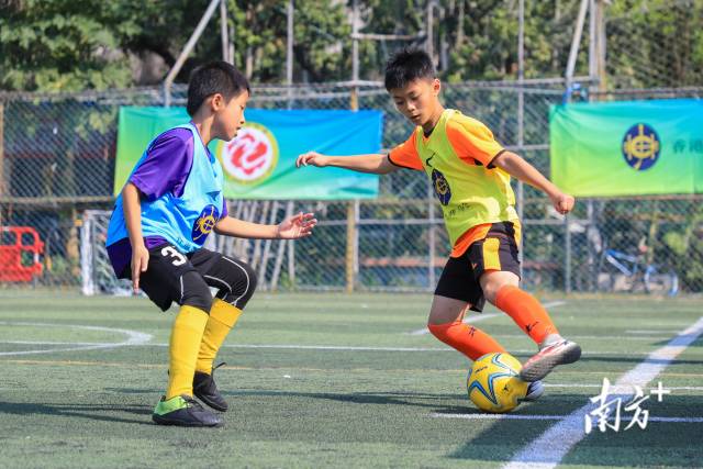 小球员在比赛中。 小球员在比赛中。