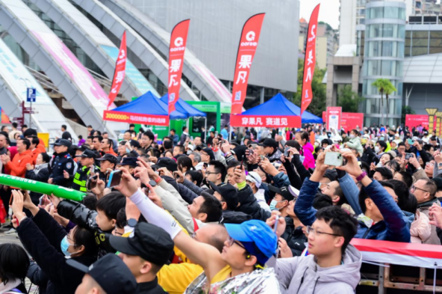 江门市民热情高涨,用各种方式欢迎来自五湖四海的跑者。 江门市民热情高涨,用各种方式欢迎来自五湖四海的跑者。