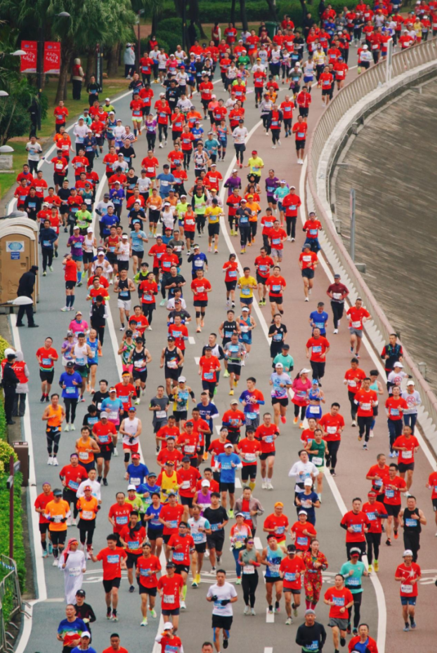 本次赛事赛道路况舒适,赛道美景迤逦,参赛选手们跑得舒适,跑得舒心。 本次赛事赛道路况舒适,赛道美景迤逦,参赛选手们跑得舒适,跑得舒心。