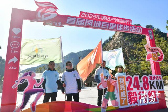 “五大百亿农业产业”方阵成员沿途向广大市民朋友宣传“五大百亿农业产业”。南方+记者 曾亮超 摄 “五大百亿农业产业”方阵成员沿途向广大市民朋友宣传“五大百亿农业产业”。南方+记者 曾亮超 摄