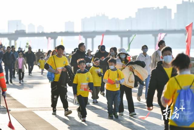 来自全国各地的徒步爱好者相聚清城。南方+记者 曾亮超 摄 来自全国各地的徒步爱好者相聚清城。南方+记者 曾亮超 摄