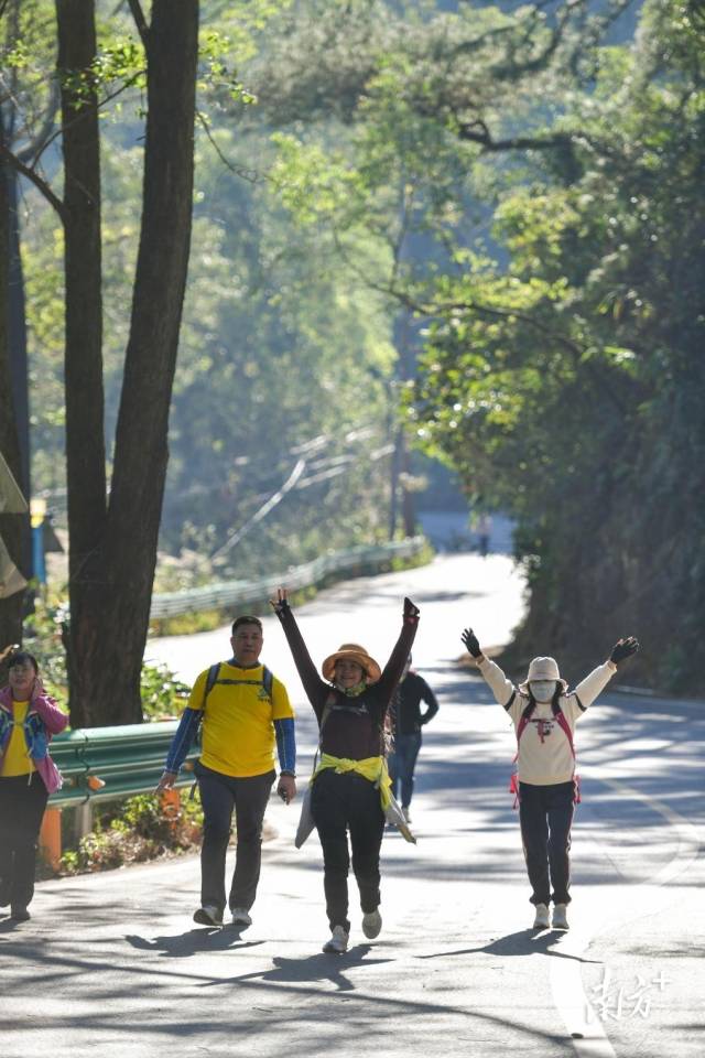 徒步爱好者在笔架山林中穿行,他们背着行囊,精神饱满,充满活力。南方+记者 曾亮超 摄 徒步爱好者在笔架山林中穿行,他们背着行囊,精神饱满,充满活力。南方+记者 曾亮超 摄