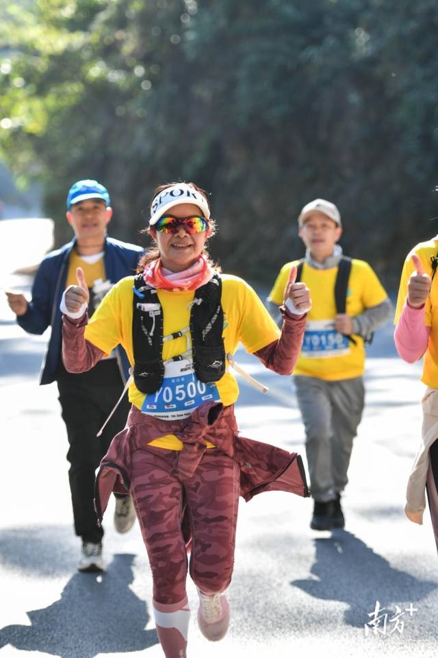 这次徒步活动吸引了各个年龄段的人参加,其中包括不少老年人。南方+记者 曾亮超 摄 这次徒步活动吸引了各个年龄段的人参加,其中包括不少老年人。南方+记者 曾亮超 摄