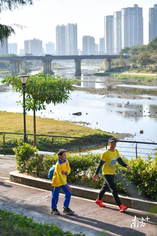 徒步爱好者在旅途中尽享清城城乡宜居之美。南方+记者 曾亮超 摄 徒步爱好者在旅途中尽享清城城乡宜居之美。南方+记者 曾亮超 摄