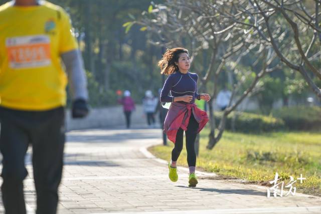 选手一边欣赏沿途风光,一边体验徒步运动的魅力。南方+记者 曾亮超 摄 选手一边欣赏沿途风光,一边体验徒步运动的魅力。南方+记者 曾亮超 摄