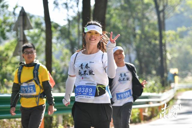 在笔架山,徒步爱好者沿着山路前进,他们脸上洋溢着笑容,享受者徒步带来的快乐和健康。南方+记者 曾亮超 摄 在笔架山,徒步爱好者沿着山路前进,他们脸上洋溢着笑容,享受者徒步带来的快乐和健康。南方+记者 曾亮超 摄