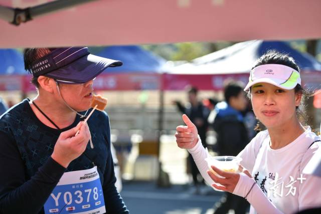 在补给点品尝清远特色美食的徒步爱好者竖起了大拇指。南方+记者 曾亮超 摄 在补给点品尝清远特色美食的徒步爱好者竖起了大拇指。南方+记者 曾亮超 摄