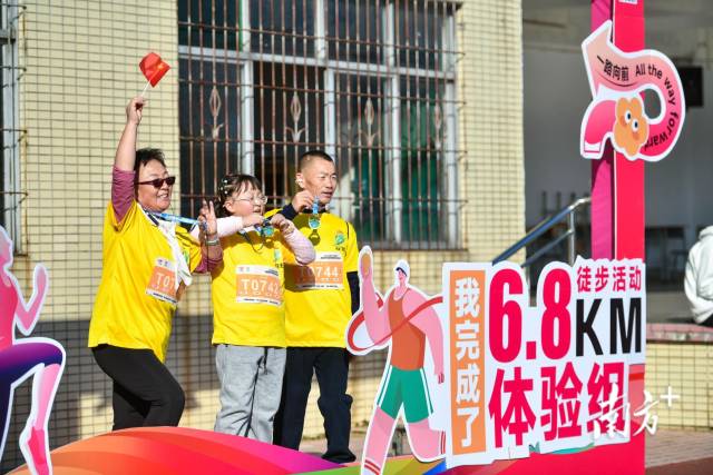 来自甘肃的王女士带着孙女一起参加此次徒步活动。南方+记者 曾亮超 摄 来自甘肃的王女士带着孙女一起参加此次徒步活动。南方+记者 曾亮超 摄