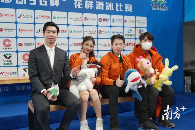 肖紫兮和何凌昊向镜头竖起大拇指。