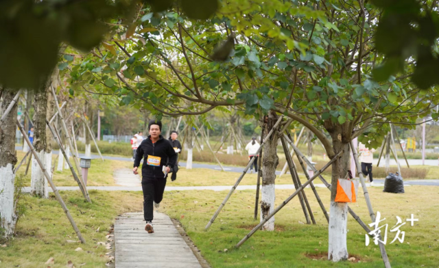 2月25日,一众定向越野好手穿梭在金沙户外休闲运动岛盎然绿意中。通讯员供图 2月25日,一众定向越野好手穿梭在金沙户外休闲运动岛盎然绿意中。通讯员供图