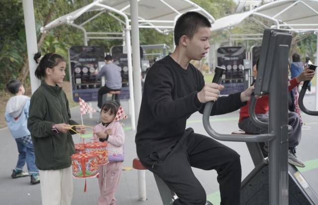 莲花山公园室外智能健身房,不少市民和亲友结伴参赛。