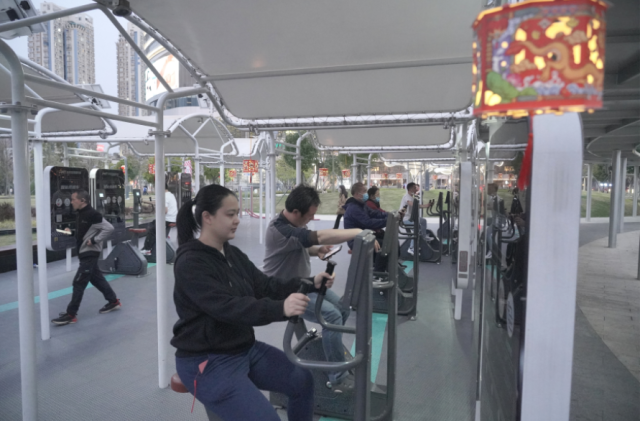 南海公园室外智能健身房活动现场。