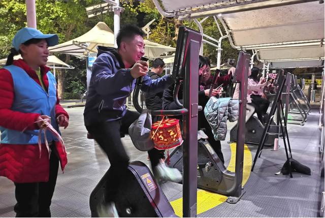 阳台山公园活动现场,义工指导市民参赛。