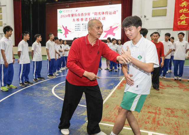 太极拳老师一对一指导学生。梁小明 摄