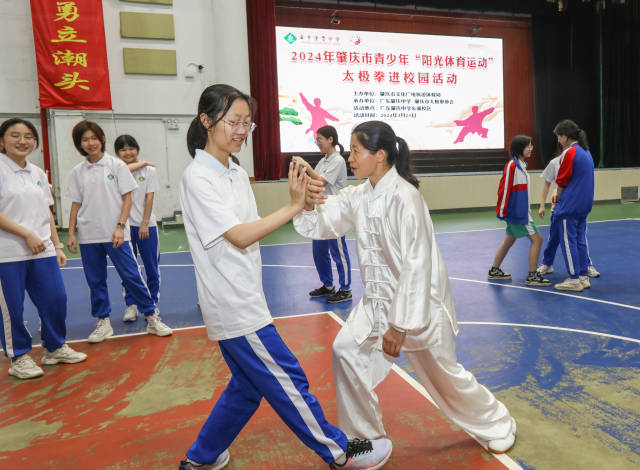 太极拳老师一对一指导学生。梁小明 摄