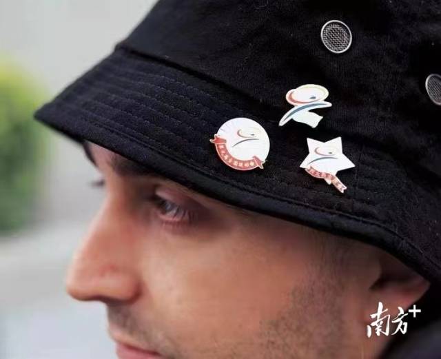 国际友人帽子上的会徽。