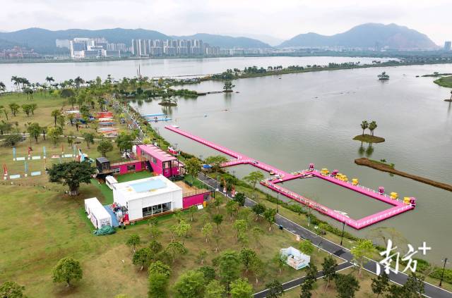 金湖公园完善的设施条件和宽广平静的水域条件,为办赛提供了得天独厚的条件。 南方+ 关铭荣 拍摄