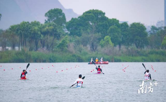 4月22日,2024年全国皮划艇静水联赛(第一站)赛事在珠海市金湾区金湖公园开赛。 南方+ 关铭荣 拍摄