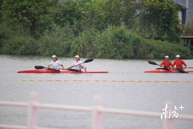 4月22日,2024年全国皮划艇静水联赛(第一站)赛事在珠海市金湾区金湖公园开赛。 南方+ 关铭荣 拍摄