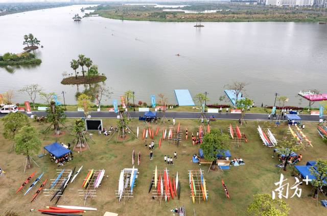金湖公园完善的设施条件和宽广平静的水域条件,为办赛提供了得天独厚的条件。 南方+ 关铭荣 拍摄