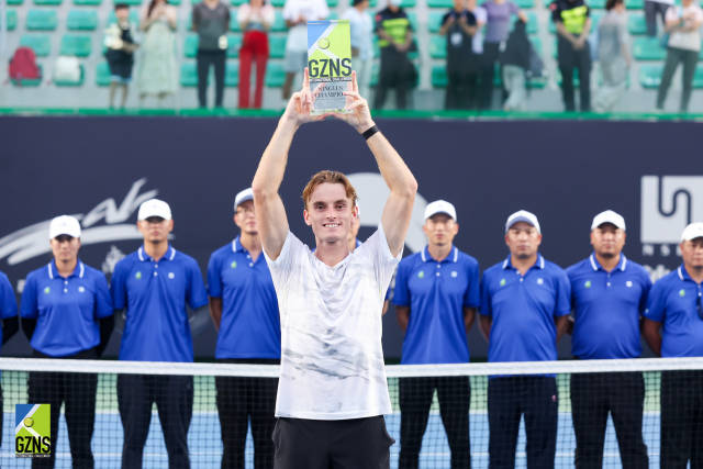 斯库尔凯特高举冠军奖杯。 斯库尔凯特高举冠军奖杯。