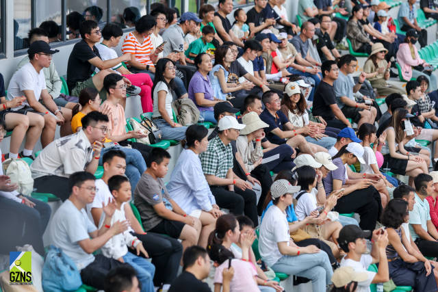 现场看球的球迷们。 现场看球的球迷们。