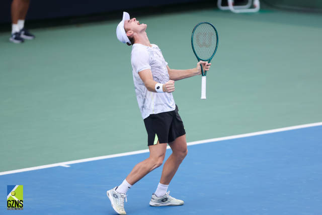 斯库尔凯特庆祝胜利。 斯库尔凯特庆祝胜利。