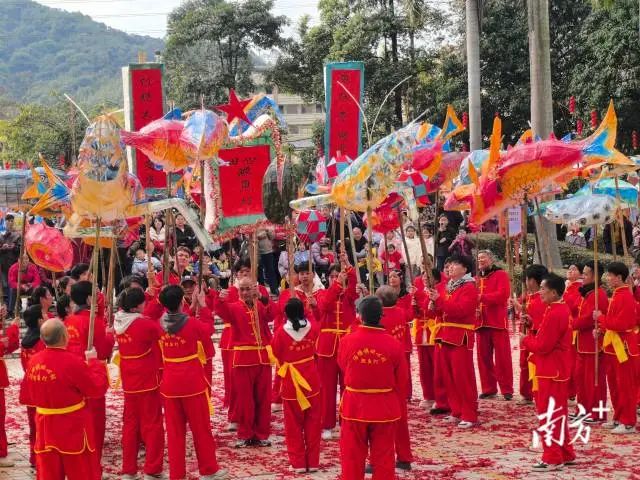 舞鲤鱼灯表演。 图片